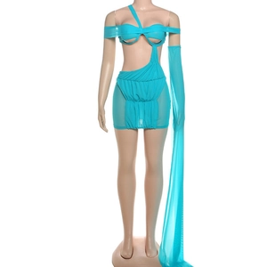 Détail de la mini-robe transparente bleu sarcelle avec haut ajouré asymétrique et franges