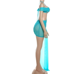 Détail de la jupe en résille bleu aqua avec de longues lanières et texture voilée