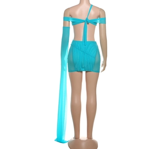 Détail de l'ensemble trois pièces cyan avec dos nu à nouer et empiècement en résille