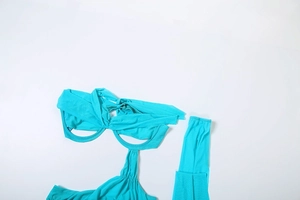 Détail du haut dos nu vert sarcelle avec effet croisé et tissu scintillant
