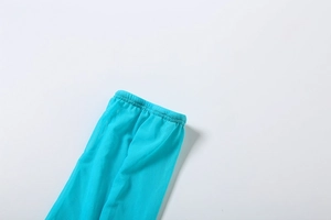 Vue macro du poignet en maille bleu vif avec coutures détaillées et texture du tissu
