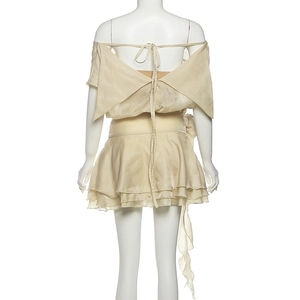 Détail de mini robe champagne à volants et épaules dénudées avec laçage dans le dos