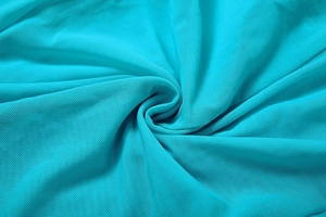 Détail macro de la texture du tissu en maille nid d'abeille bleu lac et plis doux