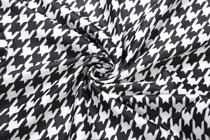 Macro del tessuto classico pied-de-poule bianco e nero con morbido drappeggio piegato