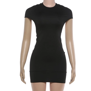 Dettaglio dell'abito aderente nero in maglia elastica con scollo rotondo classico e corto