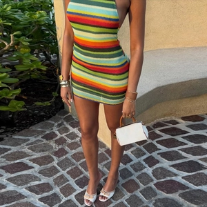 Gros plan sur la texture crochetée rayée colorée de cette robe dos nu moulante