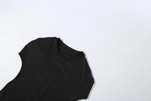 Dettaglio del tessuto elastico liscio e delle cuciture di un abito nero senza maniche