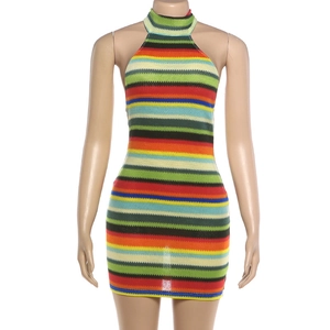 Vue détaillée de la maille à rayures arc-en-ciel et de la mini robe moulante dos nu