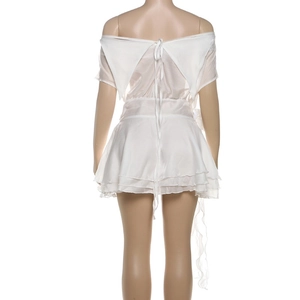 Détail de la robe courte blanche épaules dénudées avec laçage au dos et volants en satin
