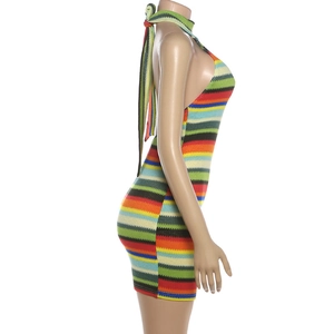 Détail latéral de la mini-robe dos nu à rayures colorées en maille sur un mannequin de couture