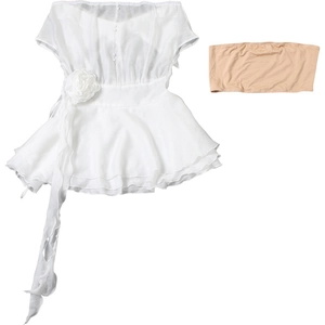 Détail du haut en mousseline blanche à épaules dénudées avec fleur et bandeau beige