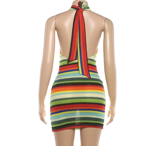 Détail de la robe en tricot à rayures montrant le dos nu avec licou et longs cordons
