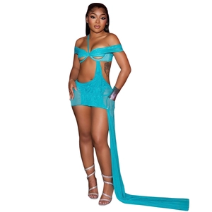 Ensemble deux pièces sexy bleu cyan avec haut ajouré et mini-jupe à franges