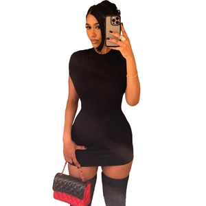 Mini abito nero aderente con girocollo e maniche corte per un look urbano sexy