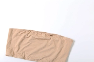 Vue détaillée du crop top bustier nude montrant les coutures et la texture du tricot