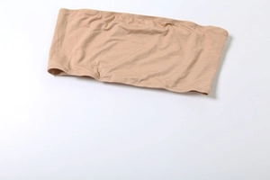 Détail d'un bandeau beige sans coutures ni bretelles avec des bords élastiques renforcés