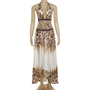 Détail d'une robe dos nu sexy à imprimé léopard avec ceintures pailletées à la taille