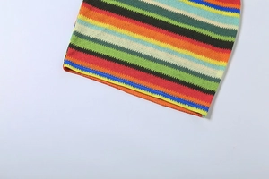 Vue macro d'un tissu en maille à rayures colorées avec texture côtelée pour robe d'été