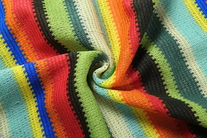 Détail macro d'un tissu en maille rayé multicolore avec texture crochetée