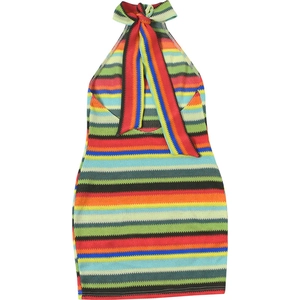 Détail d'une robe en maille rayée colorée avec dos nu et un grand nœud décoratif chic