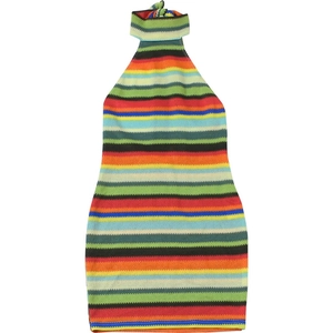 Gros plan détaillé de la maille rayée arc-en-ciel et du col licou de cette robe