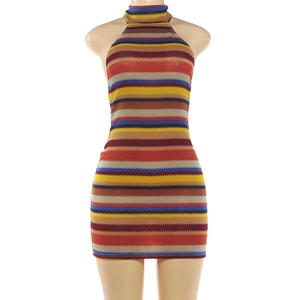 Détail de la maille rayée multicolore de cette mini robe dos nu sexy et chic