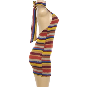 Vue latérale de la mini robe dos nu à rayures multicolores en maille extensible