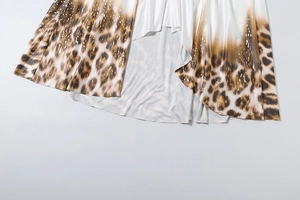 Détail d'une robe léopard avec tissu léger et ourlet irrégulier de haute qualité