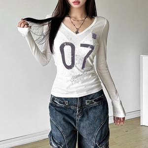 Detail eines schmal geschnittenen weißen V-Ausschnitt-Tees mit violettem 07-Aufdruck