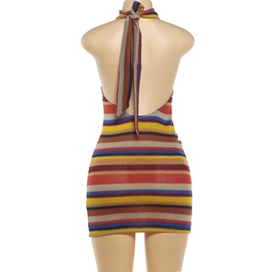 Vue détaillée du dos nu licou et des rayures colorées en tricot sur la robe courte