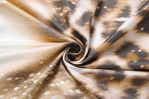 Gros plan du tissu imprimé léopard avec texture soyeuse et drapé élégant de luxe