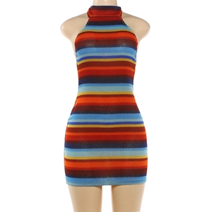Gros plan détaillé du tissu en maille rayé multicolore sur une mini robe dos nu moulante