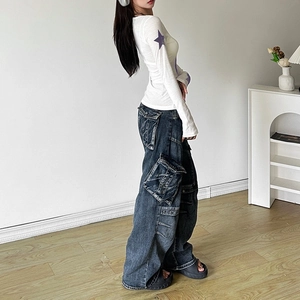 Eng anliegendes Langarmshirt mit lila Sternenprint und Vintage-Cargo-Jeans