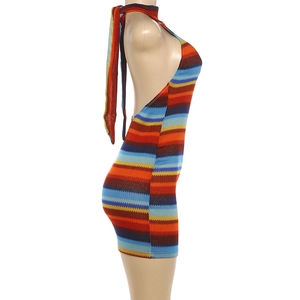Vue latérale robe en maille dos nu à licou avec rayures horizontales multicolores