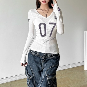 Detailaufnahme von V-Ausschnitt Langarmshirt mit 07-Print und Cargo-Jeans