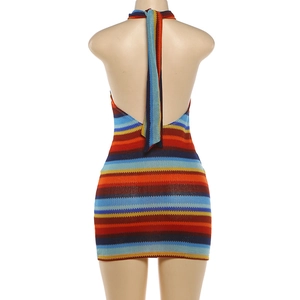 Détail d'une robe en maille rayée avec liens dos nu et design dos ouvert sexy