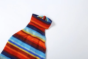 Détail du licou en tricot coloré montrant des rayures et un nœud à l'arrière du cou