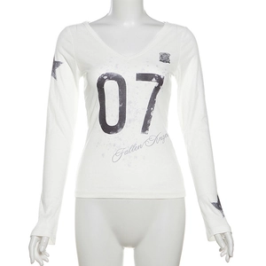 Detailansicht des V-Ausschnitt Langarmshirts mit Fallen Angel Print und Sternen