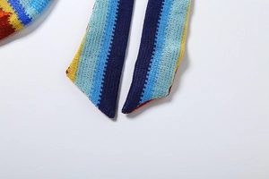 Détail macro de bretelles en crochet à rayures colorées avec texture tricotée de qualité