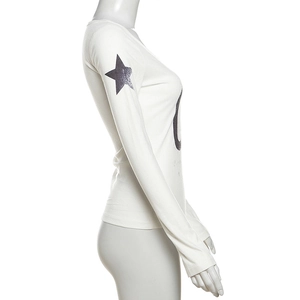 Detail des Sterndrucks auf dem weißen, figurbetonten Langarmshirt für Damen