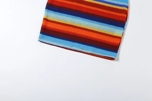 Vue détaillée de la maille bohème avec rayures horizontales colorées sur une robe d'été