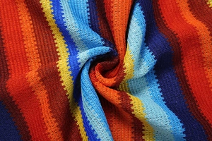 Vue macro d'un tissu en maille rayé en zigzag avec texture douce et motif à vagues