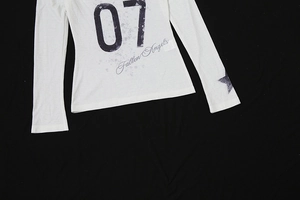Detailansicht des Fallen Angels Aufdrucks und 07 Prints auf weißem Langarmshirt