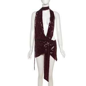 Détail d'une robe moulante à paillettes bordeaux avec décolleté en V et collier assorti