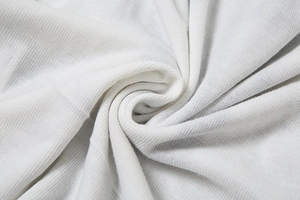 Detailaufnahme von weißem, transparentem Rippstrickstoff mit weicher, elastischer Textur