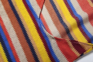 Gros plan détaillé de la texture en maille à rayures multicolores et du motif de tissage