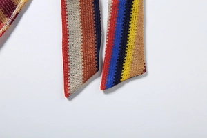 Vue rapprochée du tricot coloré en zigzag et des motifs ondulés sur la robe sexy