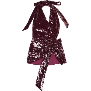 Détail de la robe à paillettes rouge foncé avec liens à la taille et décolleté dos nu