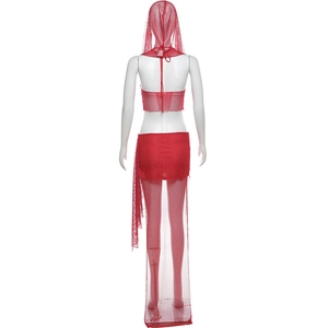 Makro-Detail von rotem Glitzernetzgewebe am Set aus Kapuzen-Crop-Top und Minirock