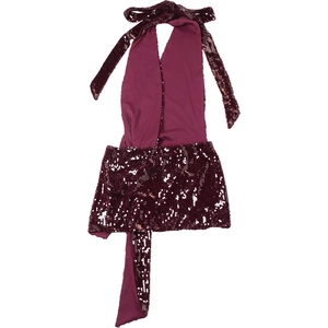 Détail d'une robe à paillettes bordeaux montrant le col licou et le tissu brillant